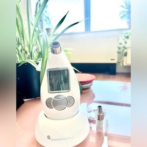 MicrodermGlo home microdermabrasion skincare device